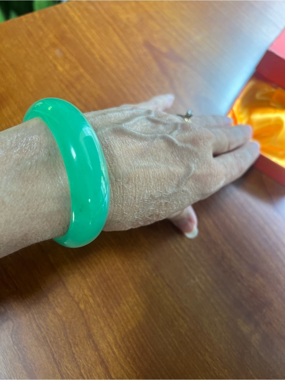 Green Apple Jade-Look Bangle Bracelet - Picture 7 of 8